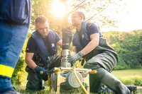 Helfer der Fachgruppe WP beim Aufbau einer Elektrotauchpumpe