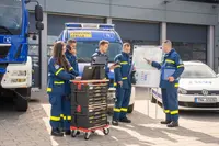 Helfer des Zugrtrupps mit Fahrzeug und Material