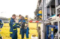 Formel-1-Rennwagen auf der Rennstrecke, Fokus auf präzise gefertigte Metallbauteile, Motorsport-Atmosphäre